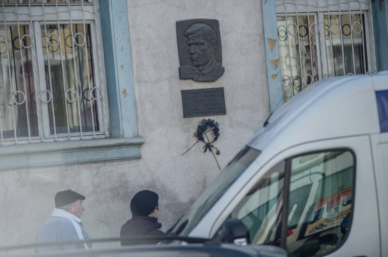 Ahogyan szokták, és ahogyan kellene kihelyezni az emléktáblákat