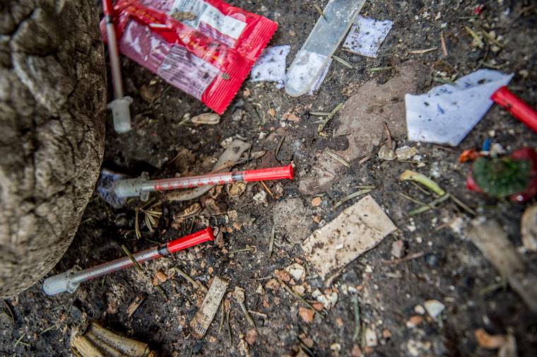 Egyszerűen, de embertársait veszélyeztetve szabadult meg a fecskendőktől