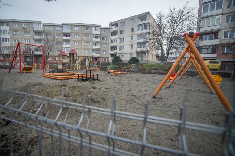 Tavaszra készülnek el egy újabb udvarhelyi játszótér teljes felújításával