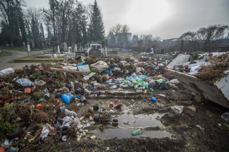 Sok a szemét, akárcsak másutt, de itt pont szem előtt van
