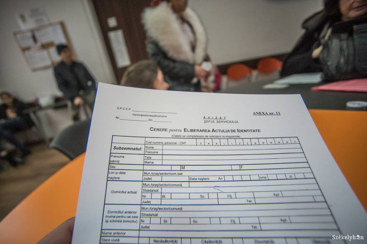 A gyermekotthonokból kikerülve. Sok fiatal nem tudja igazolni állandó lakhelyét, így iratait sem állítják ki •  Fotó: Barabás Ákos