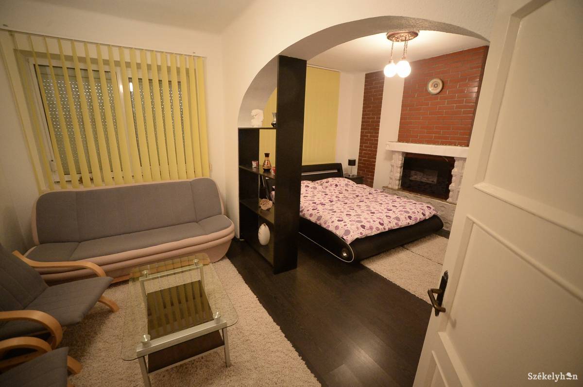 Az engedélyek beszerzése után panziót üzemeltetne az önkormányzat a volt Takarékszövetkezet épületében •  Fotó: Barabás Ákos