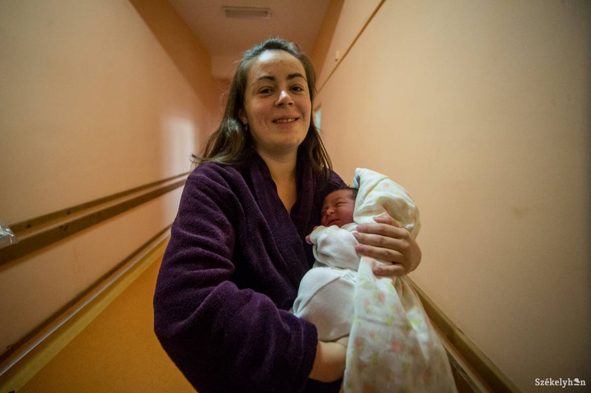 Bartha Regina édesanyjával. Két testvér is várja haza a kislányt •  Fotó: Barabás Ákos