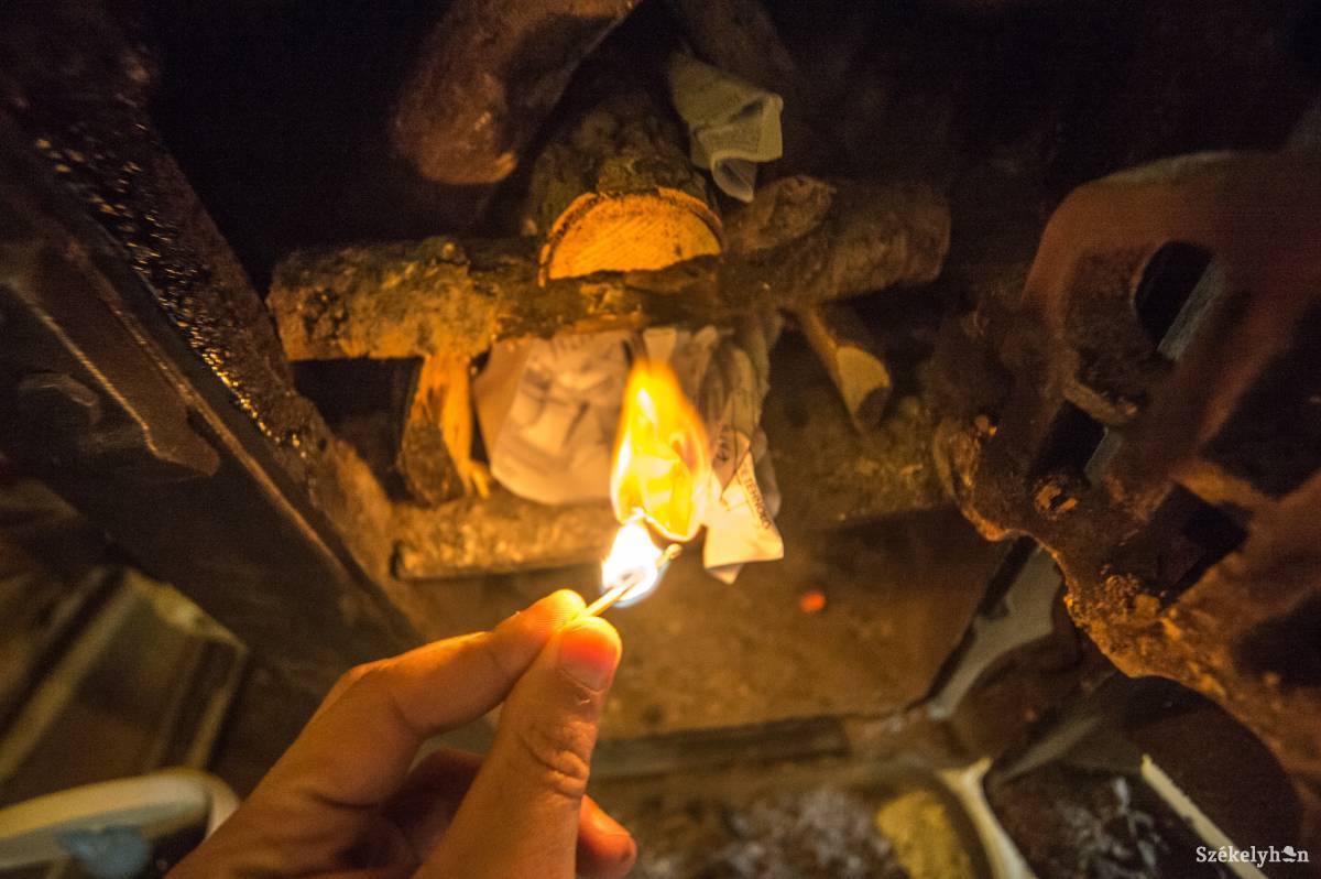 A támogatás lényege, hogy a régi, szennyező fűtőberendezések helyett modern, hatékonyabb kályhákat telepítsenek •  Fotó: Barabás Ákos