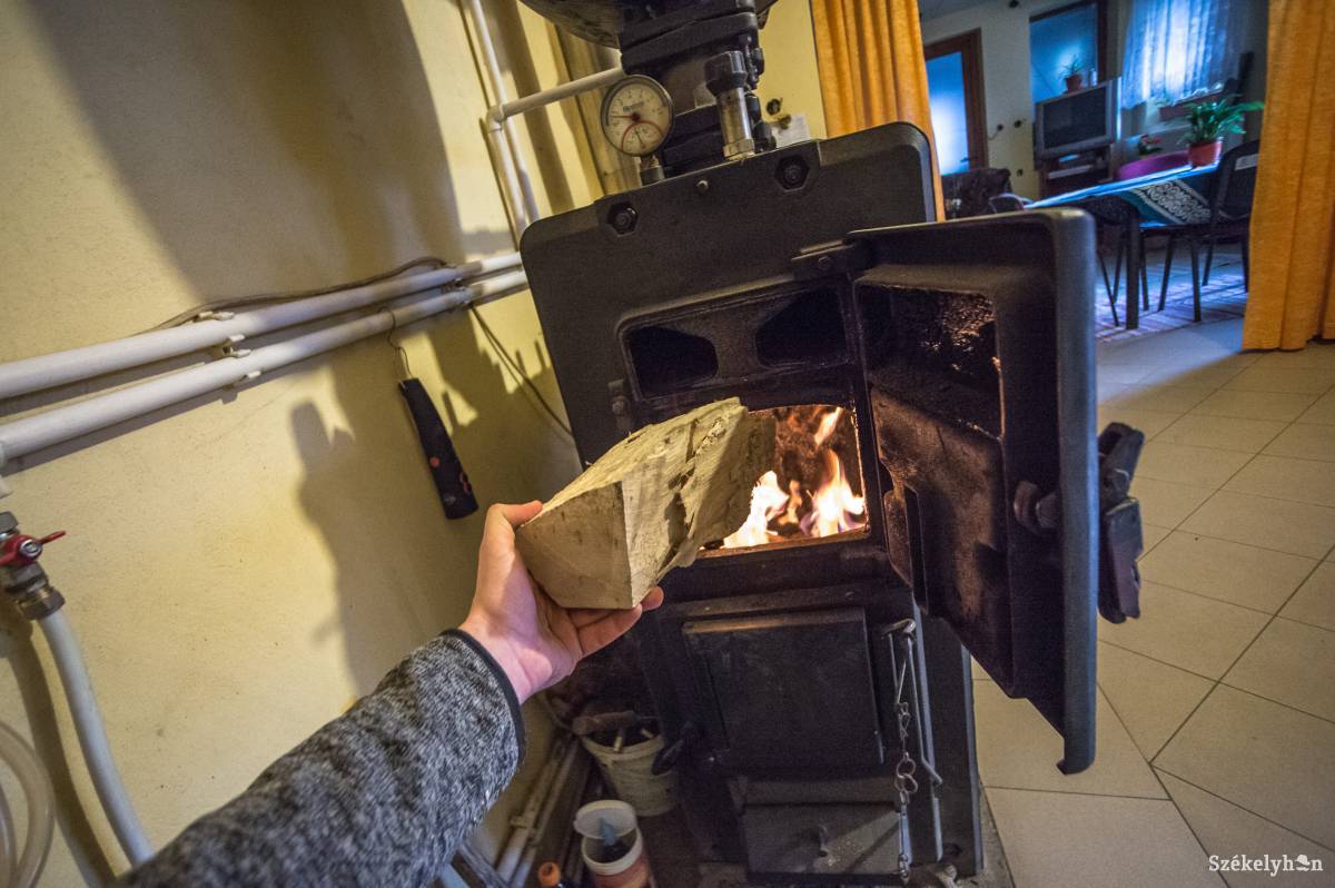 Égető probléma. A romániai háztartások szinte felében tűzifával fűtenek •  Fotó: Barabás Ákos