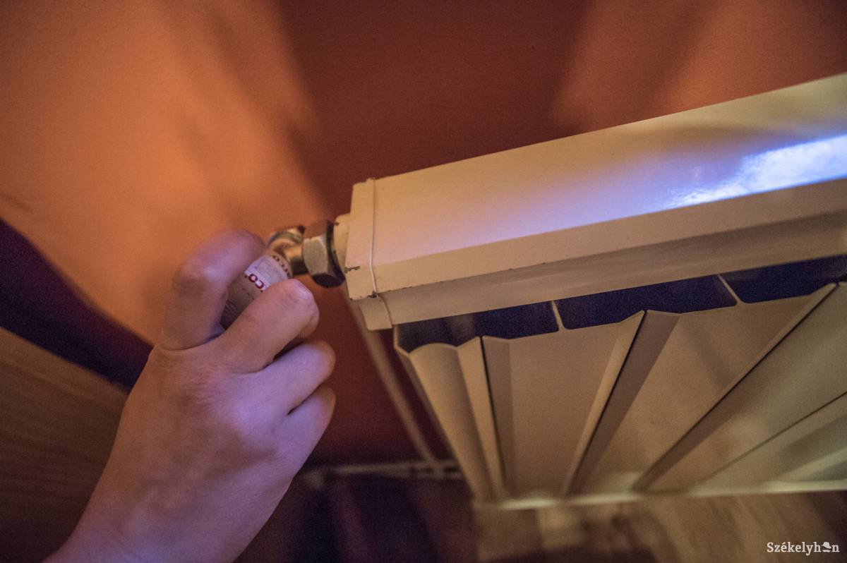 A törvény előírja, hogy minden lakástulajdonosnak kötelessége a fűtőtestekre hőszabályzókat szereltetni. Képünk illusztráció •  Fotó: Barabás Ákos