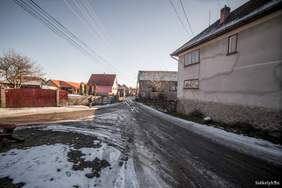 Hét utcát újítanak fel Kápolnásfaluban. Térkővel őrzik meg a település vidéki jellegét •  Fotó: Barabás Ákos