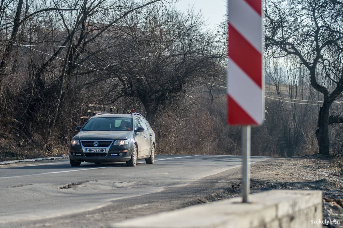 Ismét süllyed az út. Egy talajmechanikai tanulmány elkészítésével keresnek végleges megoldást a problémára • Fotó: Barabás Ákos