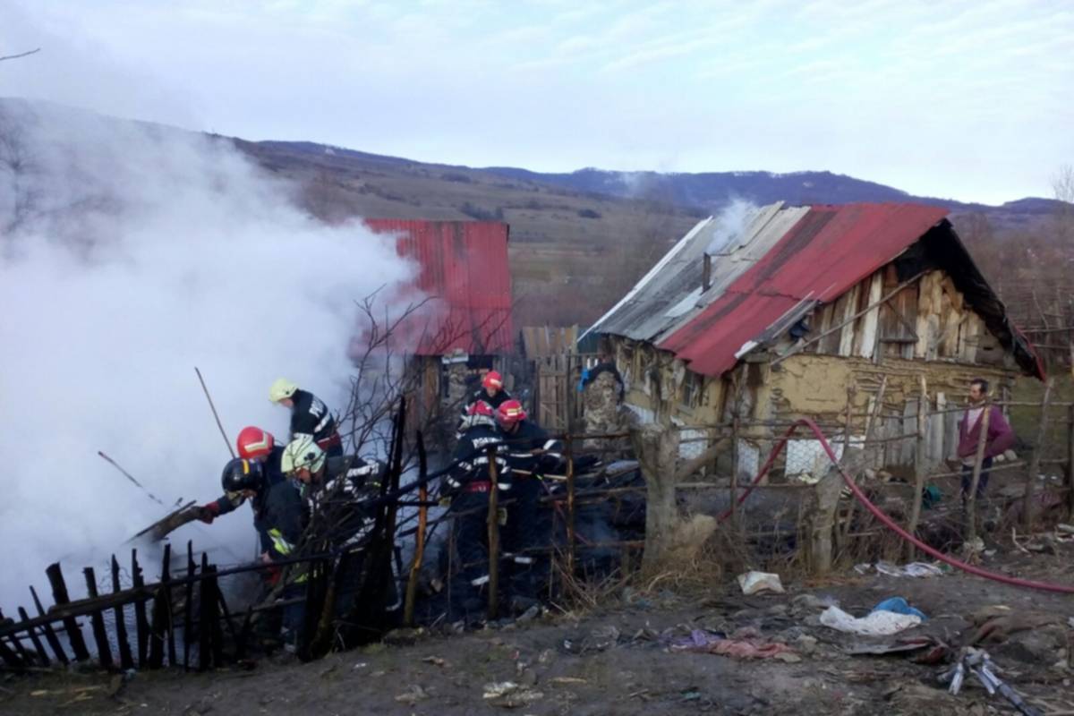Már nem tudták megmenteni az épületet a galambfalvi esetnél • Fotó: ISU Harghita