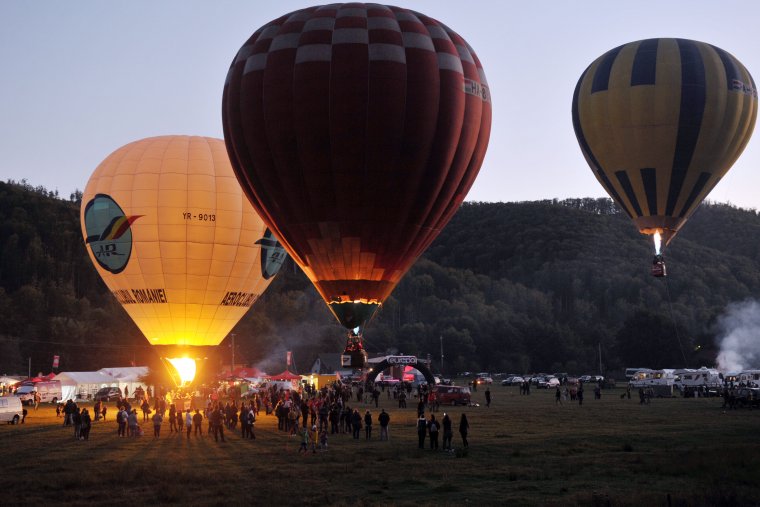 Magasba emelkedtek a hőlégballonok Vármezőn