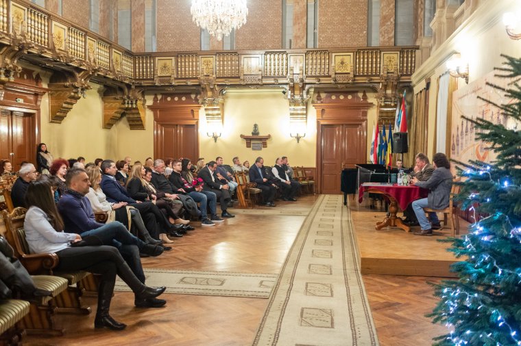 Verseskötetet írt Molnos Zoltán