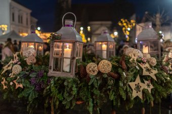 Adventi gyertyagyújtás Székelyföld városaiban