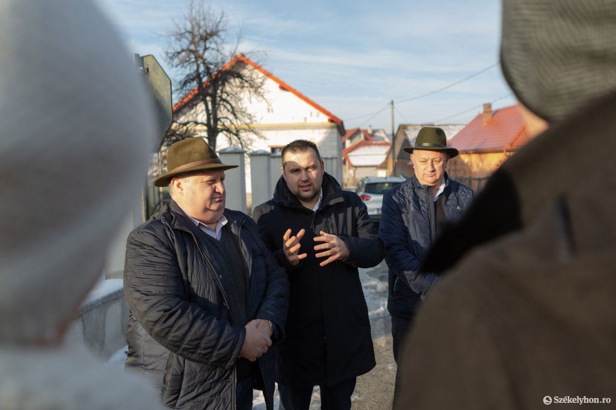 Kövezés helyett végül leaszfaltozták a Sórét utcát. Katona Mihály, Barti Tihamér és Ravasz Ferenc korondi alpolgármester a helyszíni sajtótájékoztatón •  Fotó: Erdély Bálint Előd