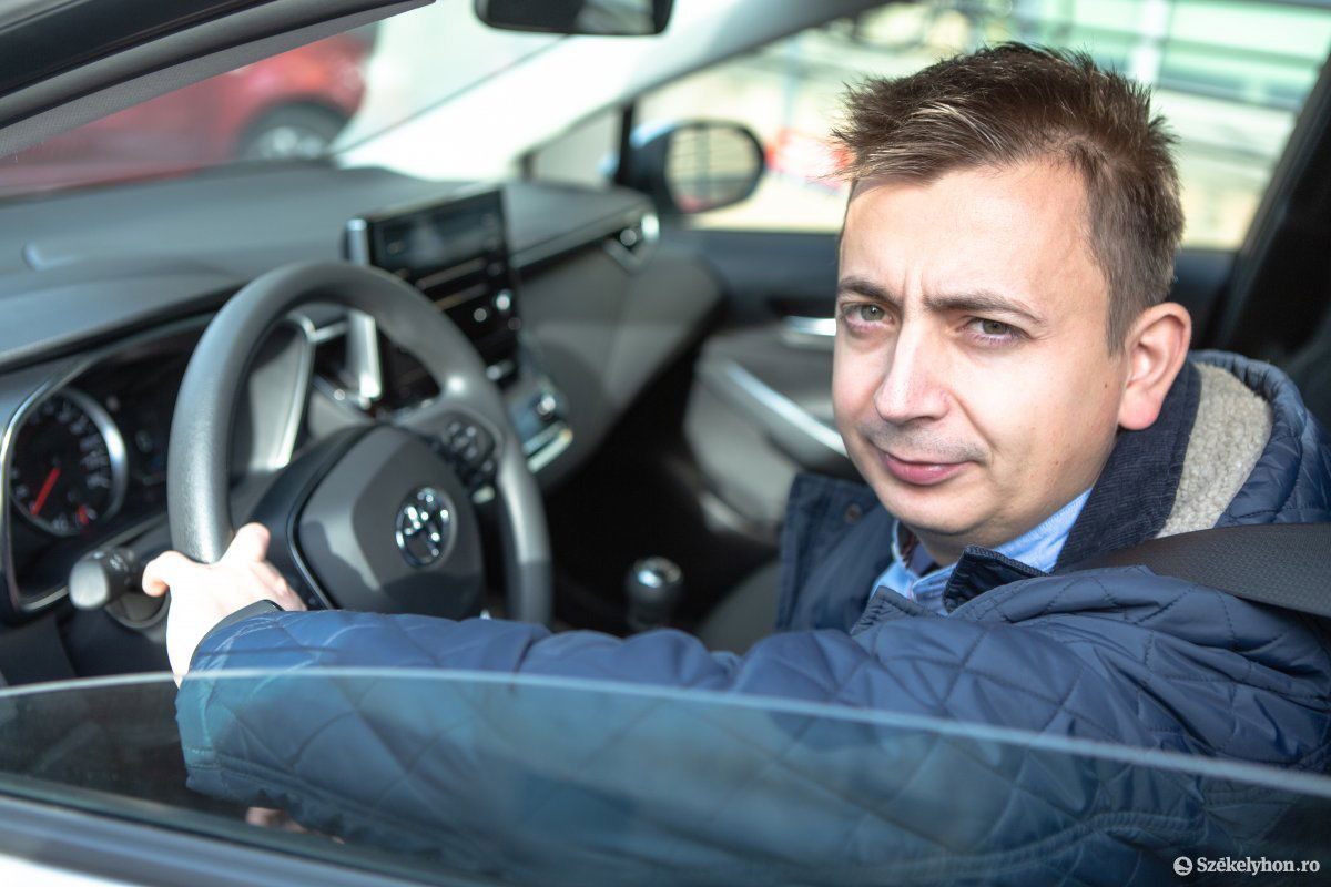 2019-es kiadású, business felszereltségű Toyota Corolla. Az elegáns metálszürke személyautó 1600 köb­cen­tis ben­zin­mo­to­ros, 130 lőerős, értéke 78 ezer lej. •  Fotó: Erdély Bálint Előd
