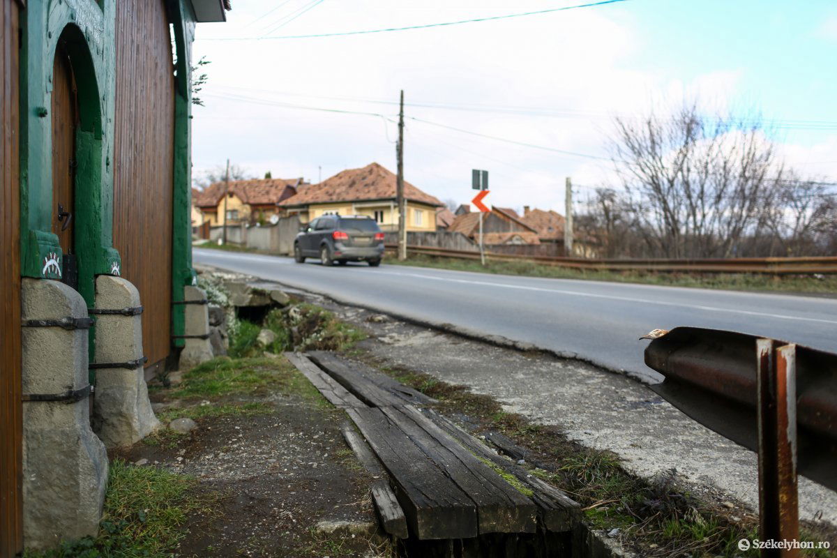 Ahol tudták, a lakók fedték le a balesetveszélyes betonárkokat •  Fotó: Erdély Bálint Előd