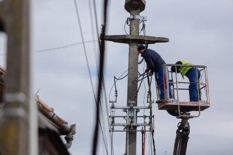 Háztartások százai maradtak áram nélkül az erős szél és havazás miatt Hargita megyében