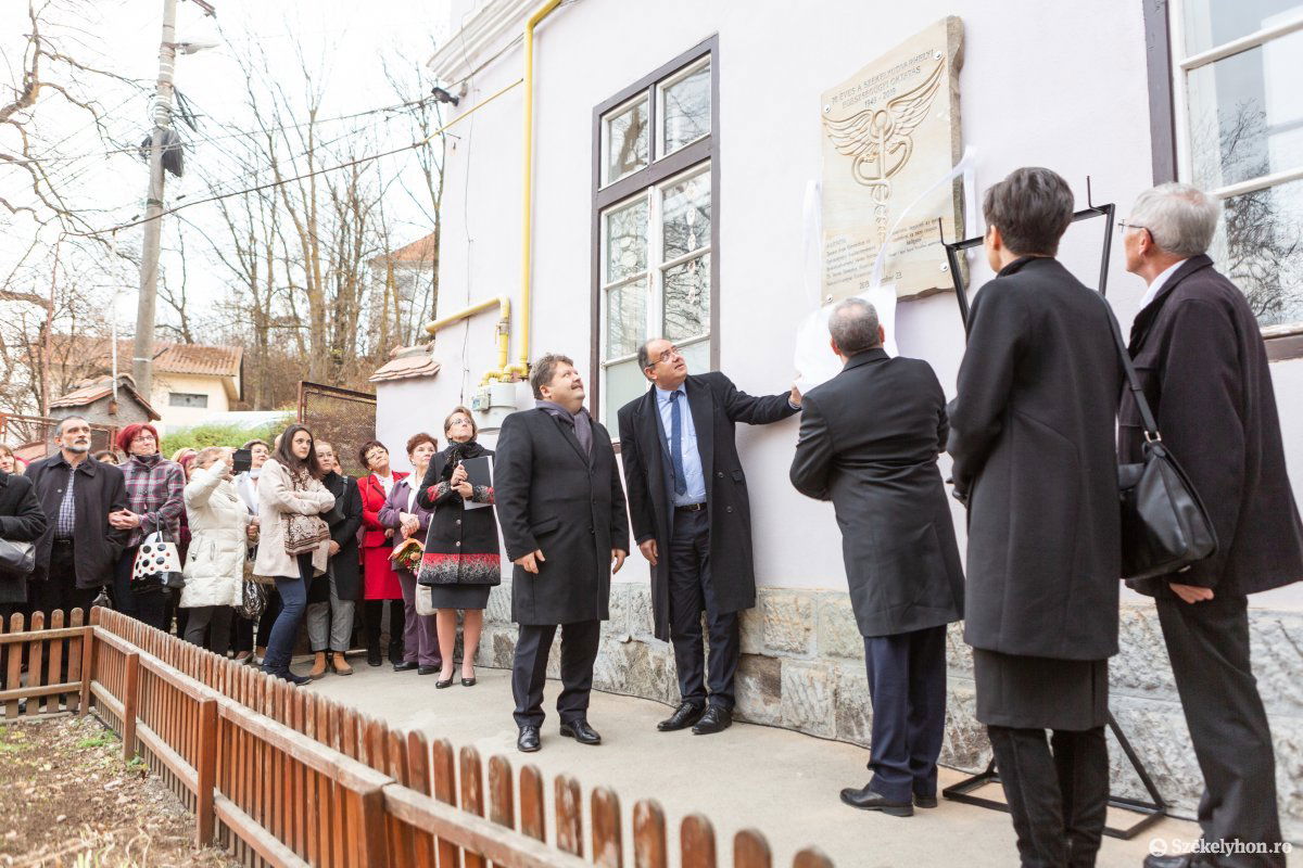 A szervezők és a meghívottak emléktáblát avattak az oktatási intézmény Iskola utcai székhelyén •  Fotó: Erdély Bálint Előd