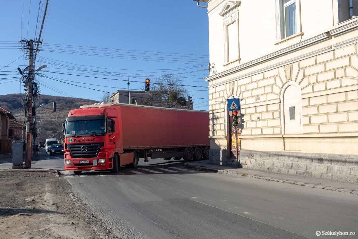 Kockázatos manőver. Teherautóknak nehézkes befordulni a keskeny utcákba •  Fotó: Erdély Bálint Előd