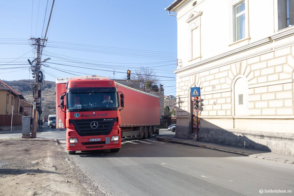 Manőver. A keskeny útkereszteződésben nemcsak nehézkes a ráfordulás, hanem sokszor veszélyes is. Archív •  Fotó: Erdély Bálint Előd