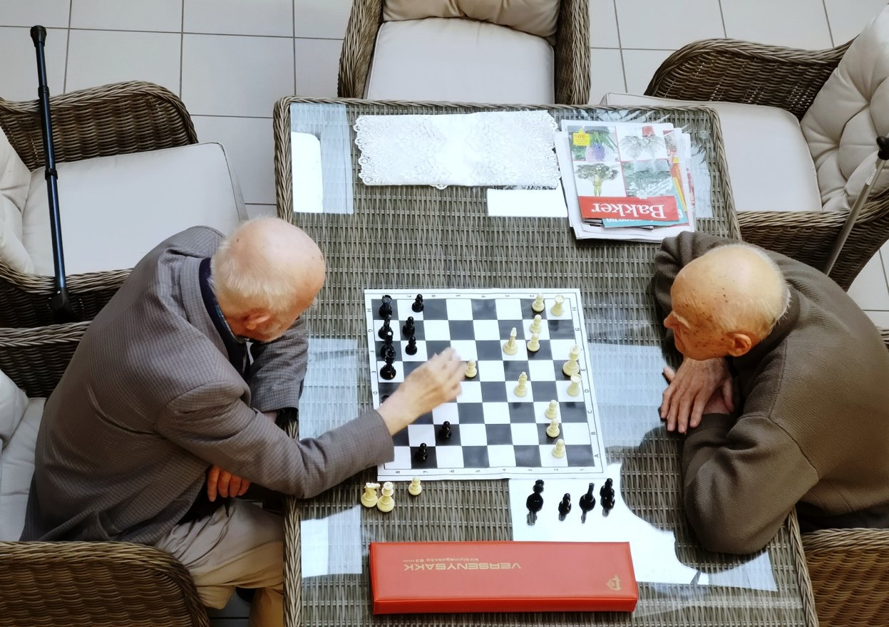Ki és mennyiért gondoskodik rólunk öregkorunkban? Súlyos próbatétel előtt az idősotthon-hálózat
