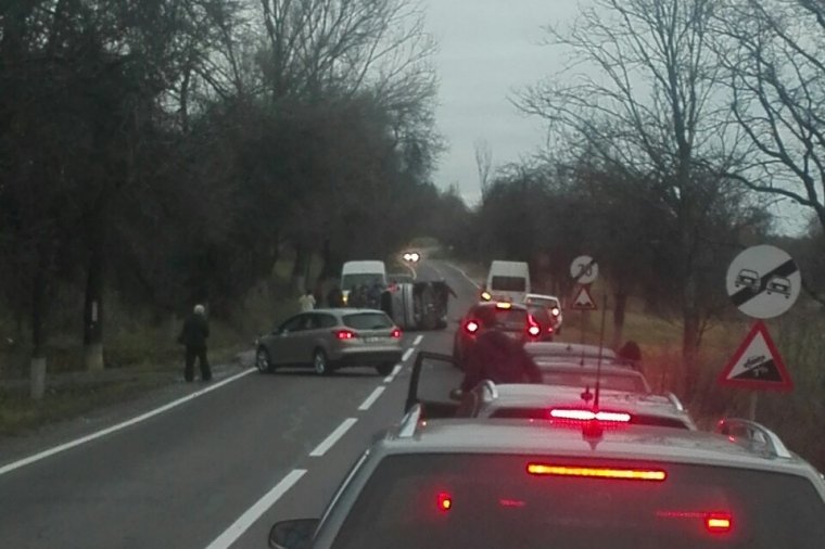 Szabálytalan előzés miatt ütközött két autó