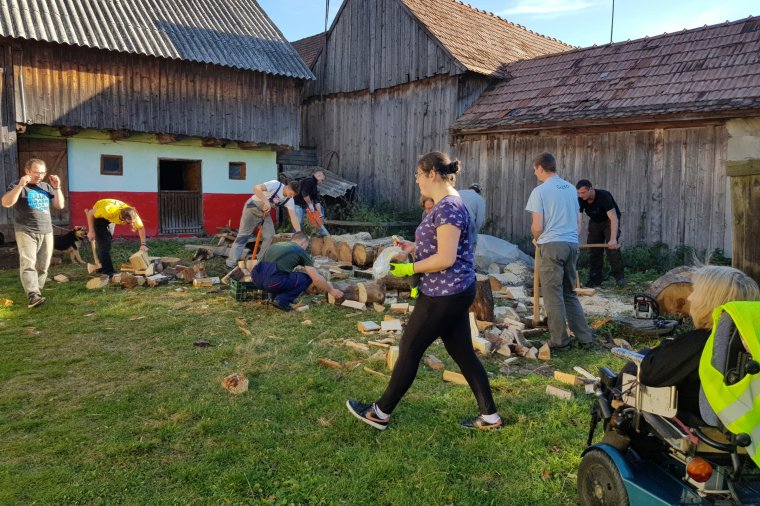 Tűzifát vágtak és osztottak a rászorulóknak a szentegyházi fiatalok