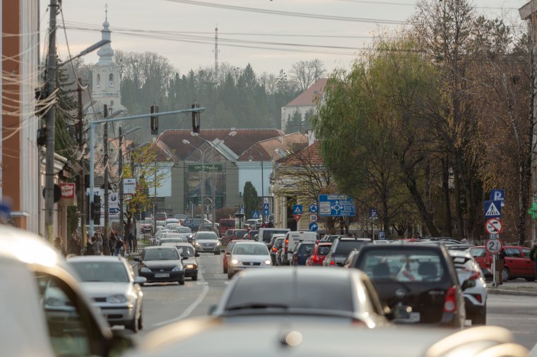 Behúzták a kéziféket: csökkent a forgalomba íratott személygépkocsik száma