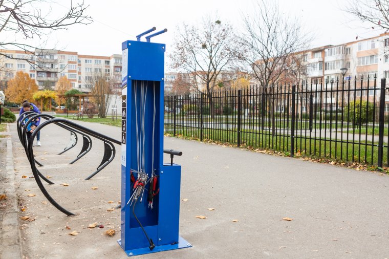 Máris megrongálták a frissen kihelyezett biciklijavítót