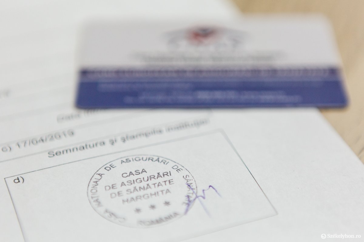 A kártyát automatikusan megkapják azok is, akik a kártyanyomtatás szünetelése miatt csak igazolást kaphattak •  Fotó: Erdély Bálint Előd