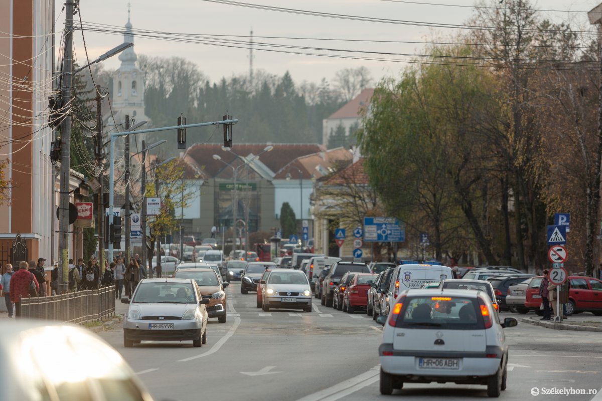 Jelentősen leegyszerűsödhet az autóbeíratási folyamat •  Fotó: Erdély Bálint Előd