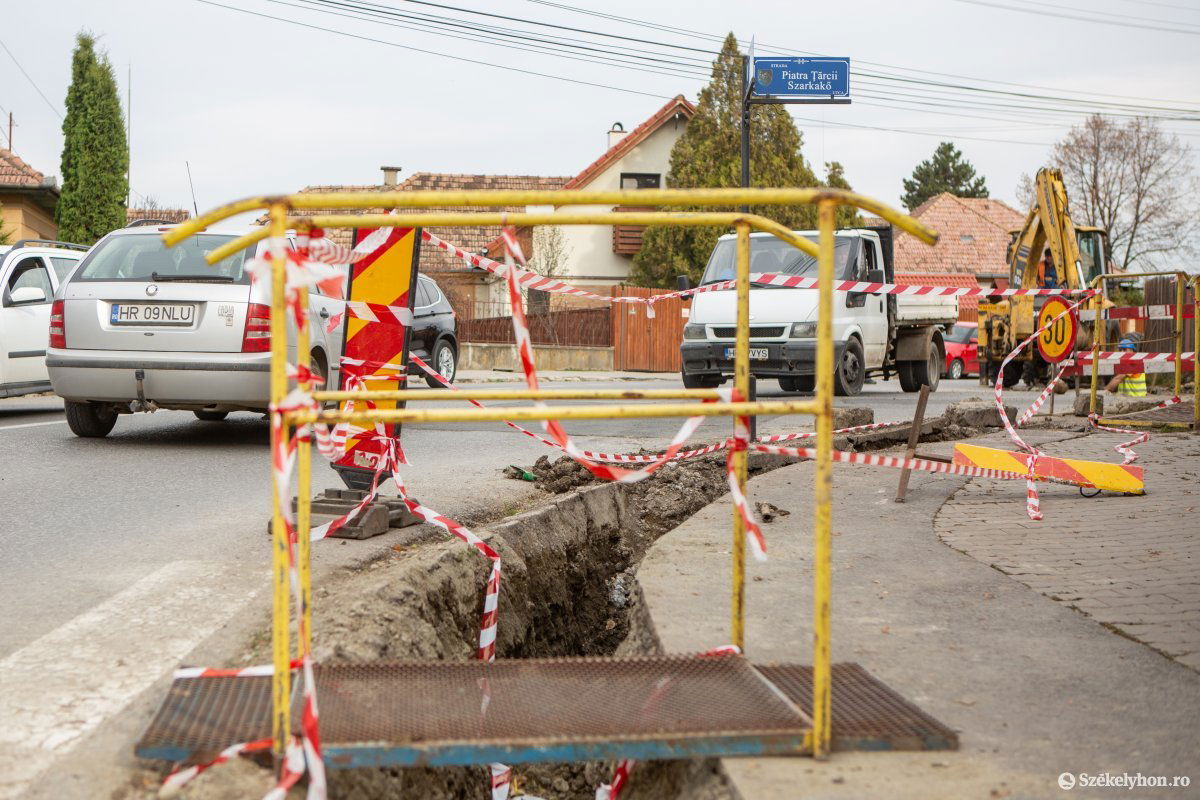 Néhány utcában a burkolat visszaállításánál akadtak el a kivitelező cégek. Archív •  Fotó: Erdély Bálint Előd