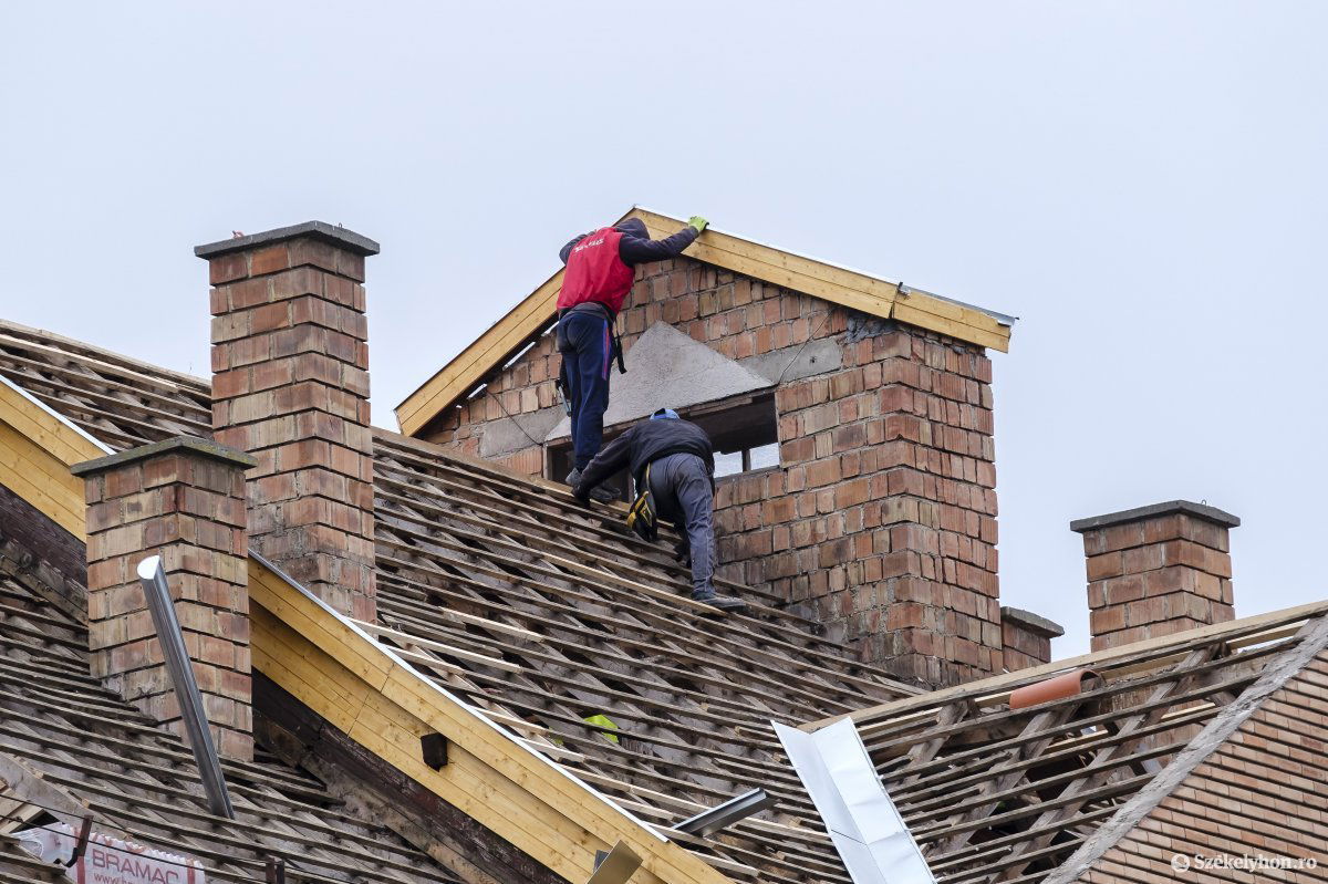 Tetőcsere Székelyföldön a Nyugat-Európában megkeresett és hazautalt pénzből •  Fotó: Veres Nándor