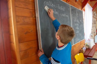 Mivel lehet csökkenteni az iskolaelhagyást? Sok pénzzel és elszántsággal