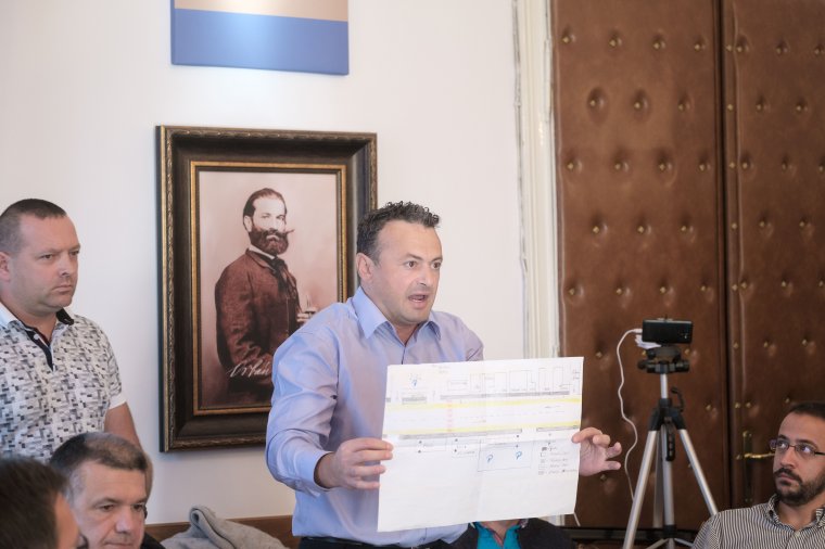 Biciklisávos vitába torkollott a távfűtés témájában összehívott rendkívüli ülés