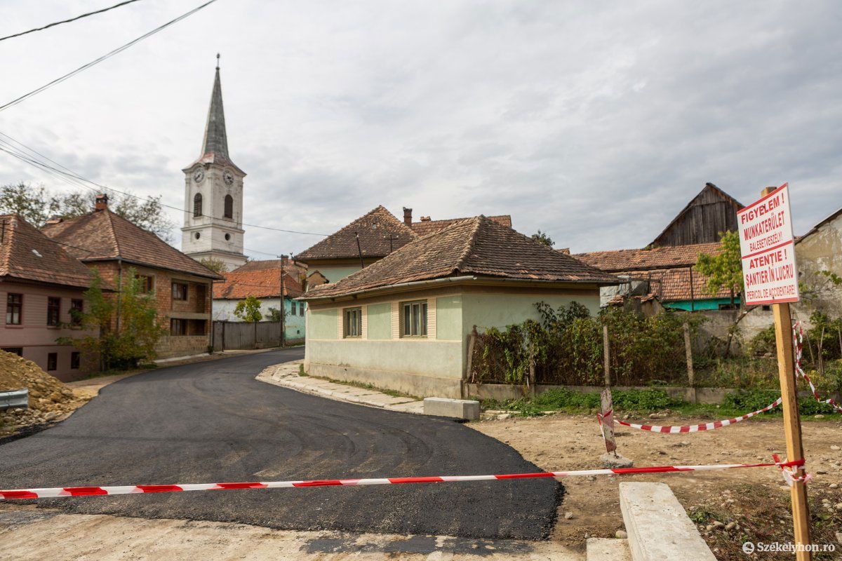 Most még az aszfaltozás zajlik, de egy hónap múlva teljesen elkészül az útszakasz •  Fotó: Erdély Bálint Előd