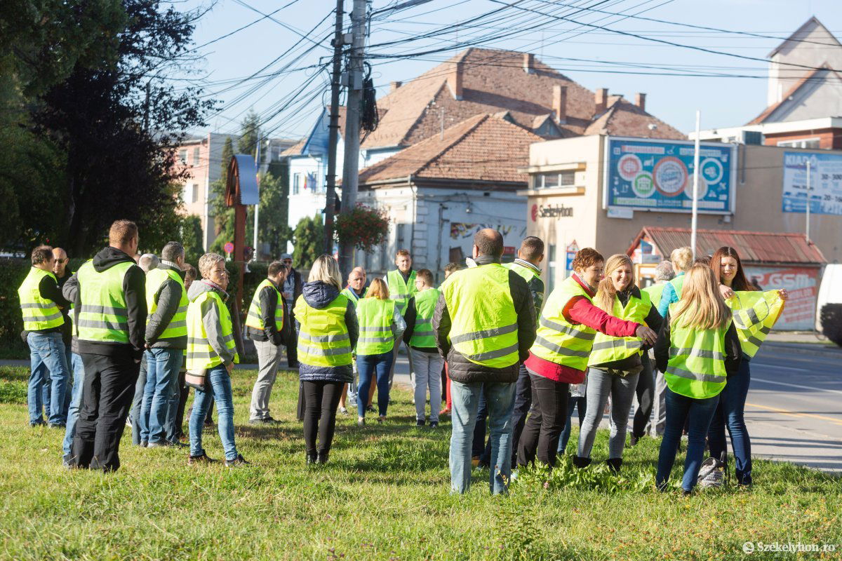Békés megmozdulást szerveztek a vállalkozók az utcában, mintegy száz személy részvételével •  Fotó: Erdély Bálint Előd