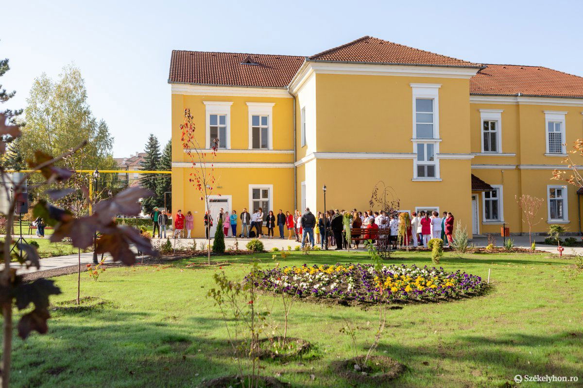 Több ezer négyzetméteren terül el a kedden átadott új kórházi park •  Fotó: Erdély Bálint Előd