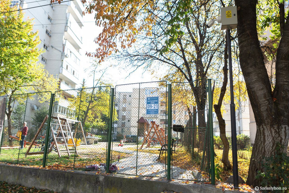 Lakat alá kerülnek a játszóterek. Óvintézkedés •  Fotó: Erdély Bálint Előd