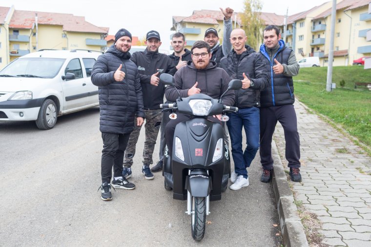 Robogóra ülhetett a mozgáskorlátozott fiatal