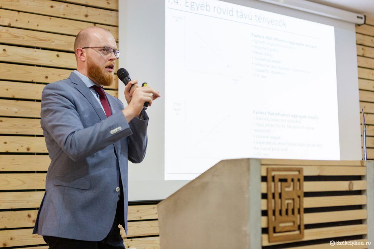 Bálint Csaba szerint kerülni kell a pánikot, ami miatt korábban a romániai lakosság megrohamozta a valutaváltókat és a benzinkutakat •  Fotó: Erdély Bálint Előd