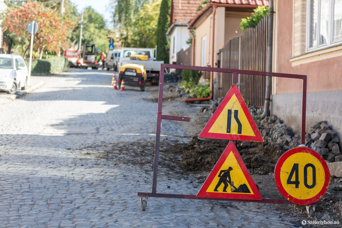 Számos helyen feltúrták az utcai burkolatot. Rendezni kell a helyzetet •  Fotó: Erdély Bálint Előd