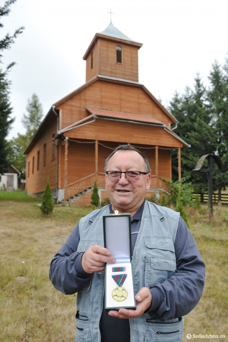 Közösségi munkájáért tüntették ki Bordi Jánost •  Fotó: Beliczay László
