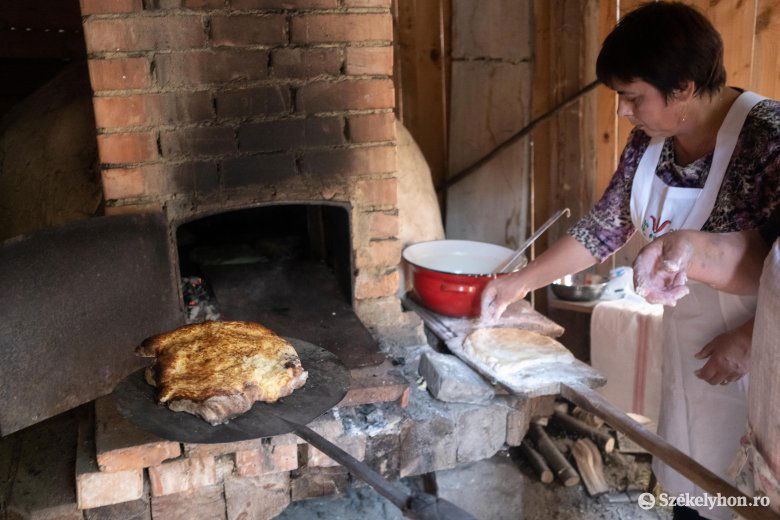 Kisült a kenyér, készül a kókós lepény •  Fotó: Veres Nándor