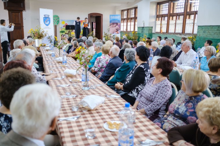 Megnyitották bőségtarsolyukat ünnepükön a szépkorúak is