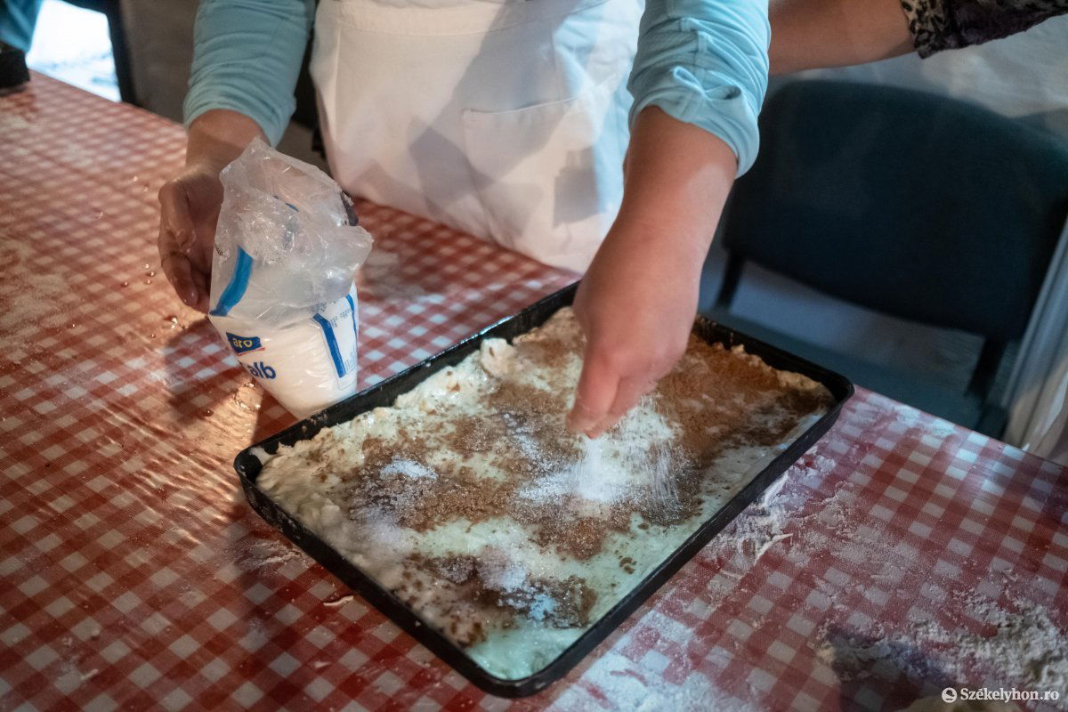 … ízlés szerint megszórjuk fahéjjal, cukorral, majd ráhajtjuk a másik felét •  Fotó: Veres Nándor