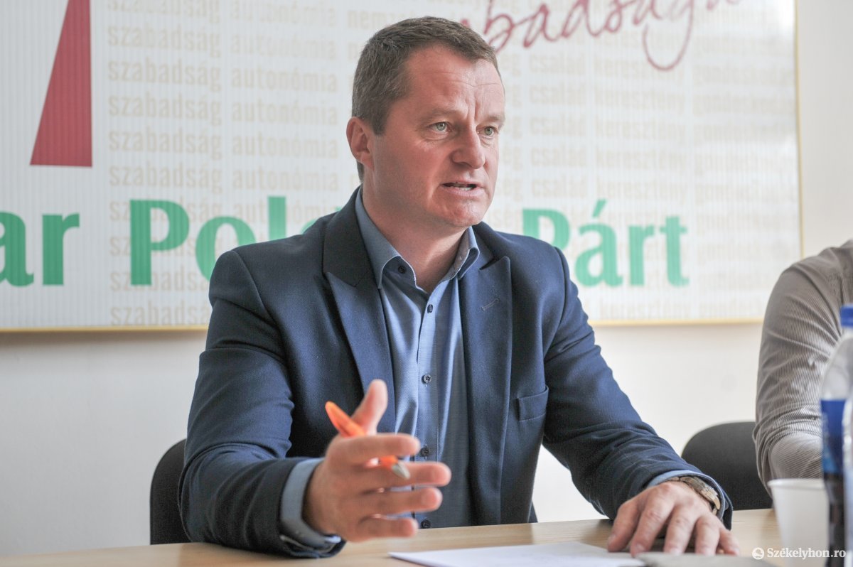 A Maros megyei MPP-sek kiállnak Mezei János mellett •  Fotó: Beliczay László