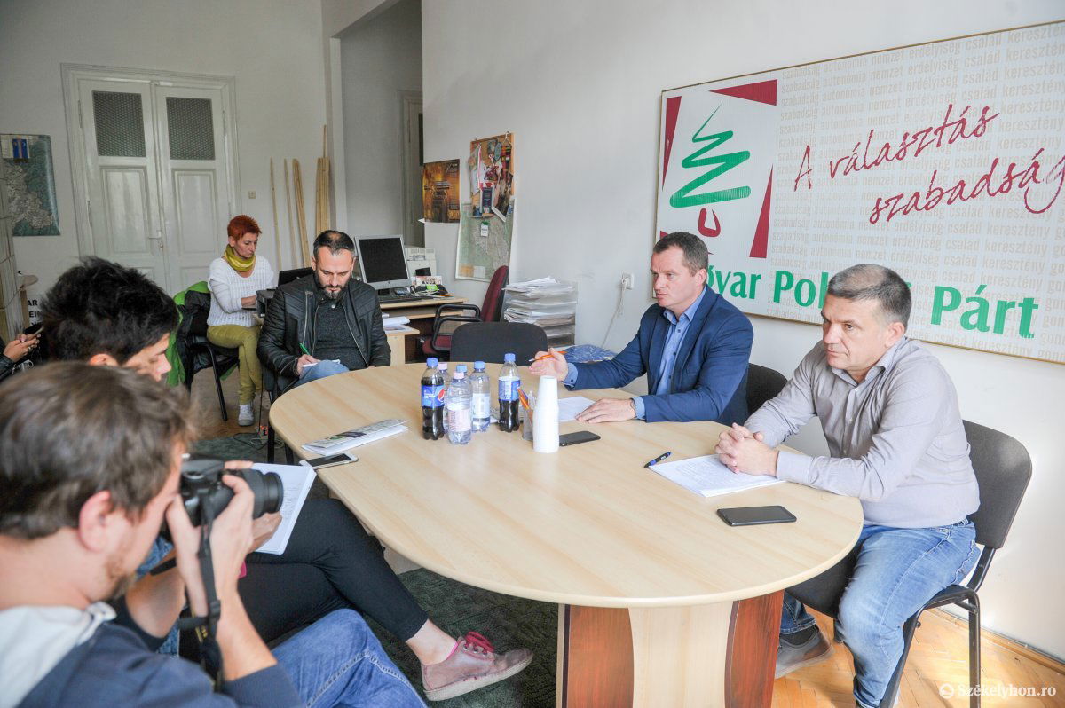 Gálfi Árpád MPP-ből való kizárásának előzményeiről beszélt Mezei János és Mike Levente •  Fotó: Beliczay László