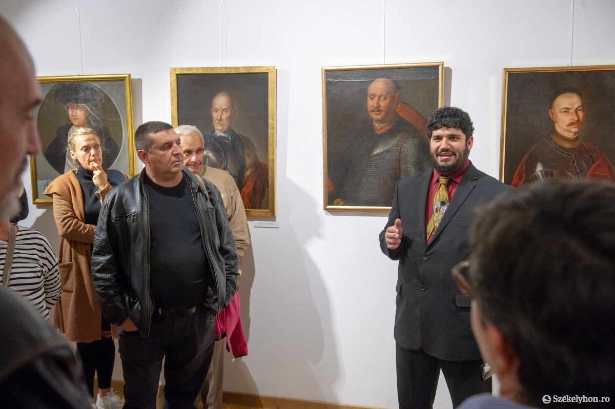 Szabó Dénes Kristóf, az Ópusztaszer Nemzeti Történeti Emlékpark régésze tartott tárlatvezetést •  Fotó: Beliczay László