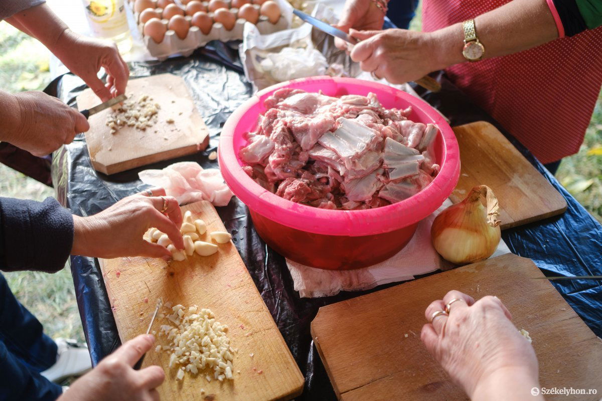 A csontos bárányrészeket feldaraboljuk •  Fotó: Veres Nándor