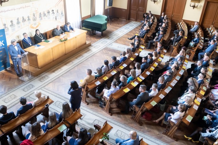 Egy év alatt két évet is elvégezhetnek az egyetemisták, a tandíjat sem lehet indokolatlanul emelni a készülő törvény szerint